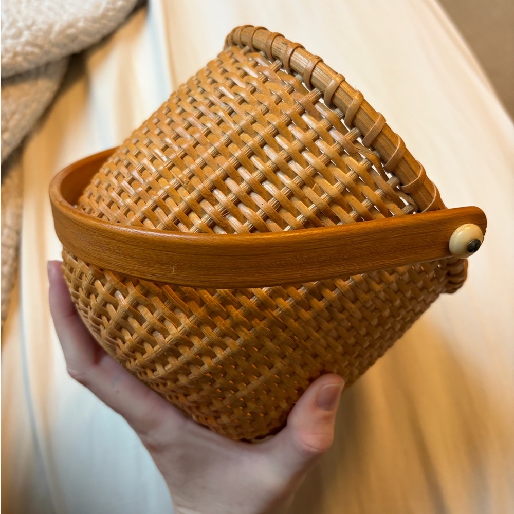 Small Nantucket Basket, excellent condition — see photos for size reference - Picture 5 of 9